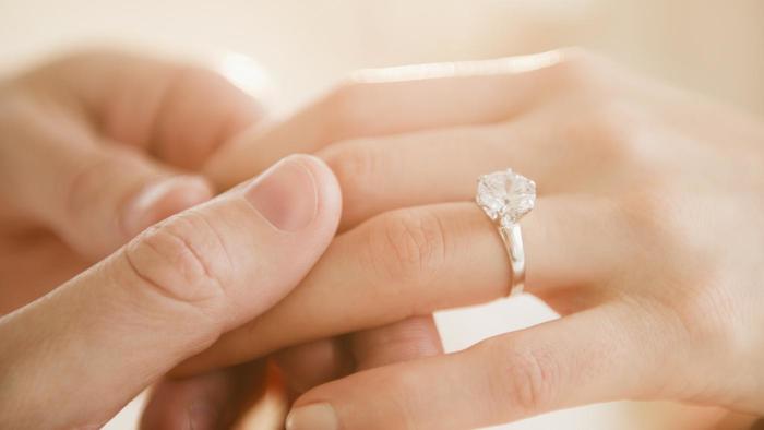 Princess cut diamond engagement ring