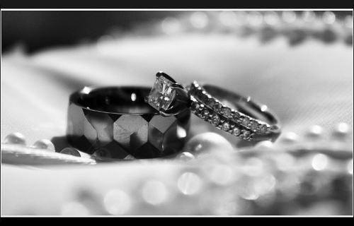 Tips To Buy Affordable Wedding Ring Sets - dazzlingrock.com