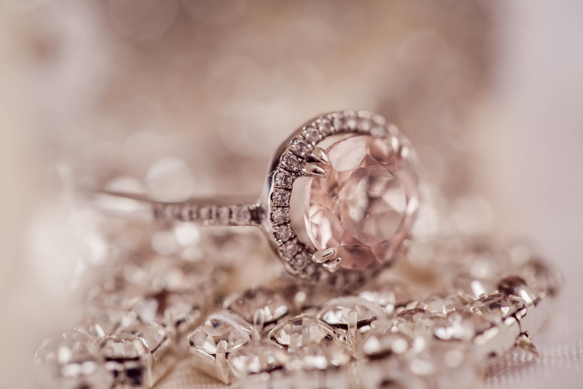 diamond-stunnig-rings-with-dazzling-gemstons