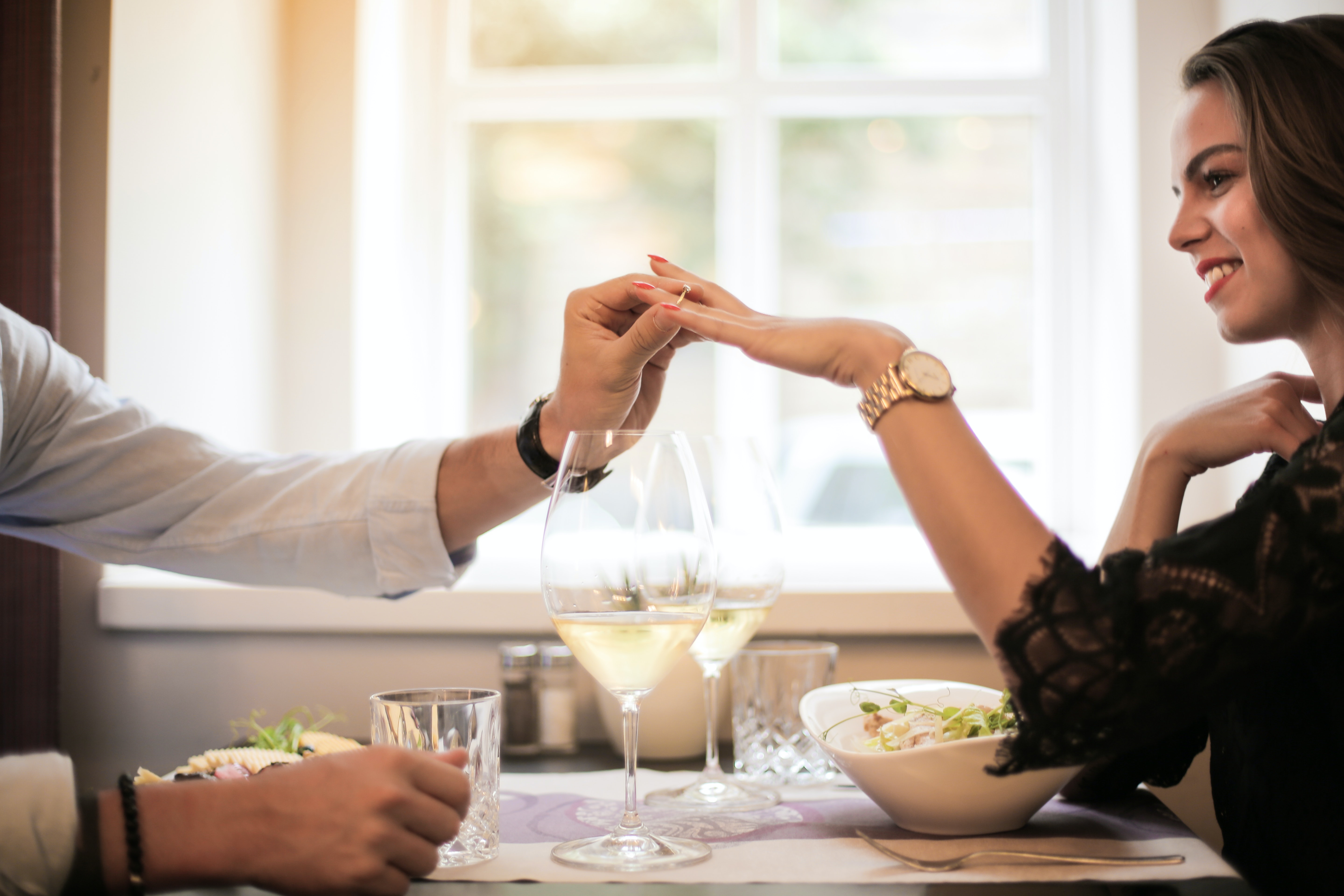 valentines_day_gift_promise_ring_to_girlfriend